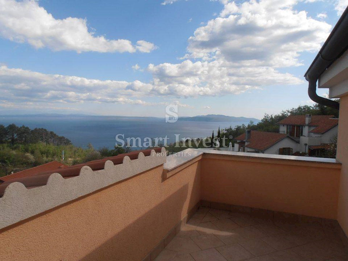 ABBAZIA, villa di lusso con appartamenti, piscina e vista mare