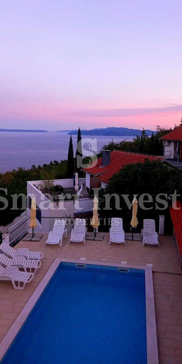 ABBAZIA, villa di lusso con appartamenti, piscina e vista mare