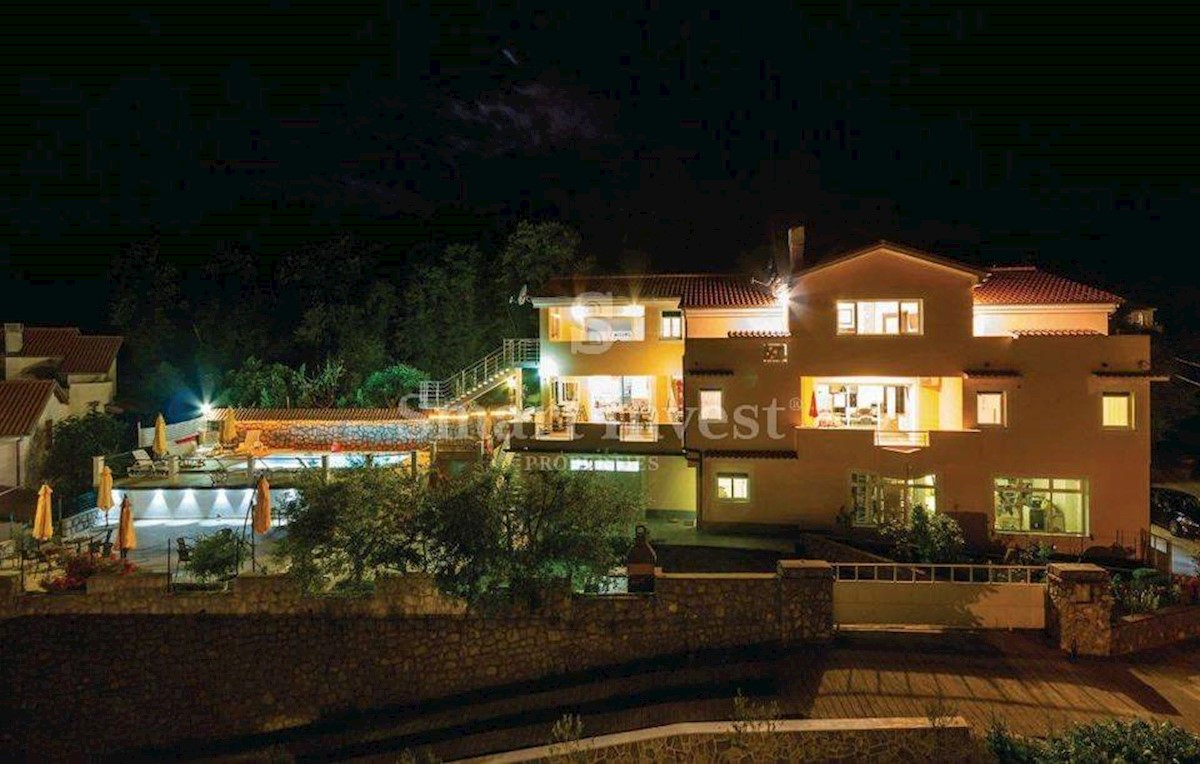 ABBAZIA, villa di lusso con appartamenti, piscina e vista mare