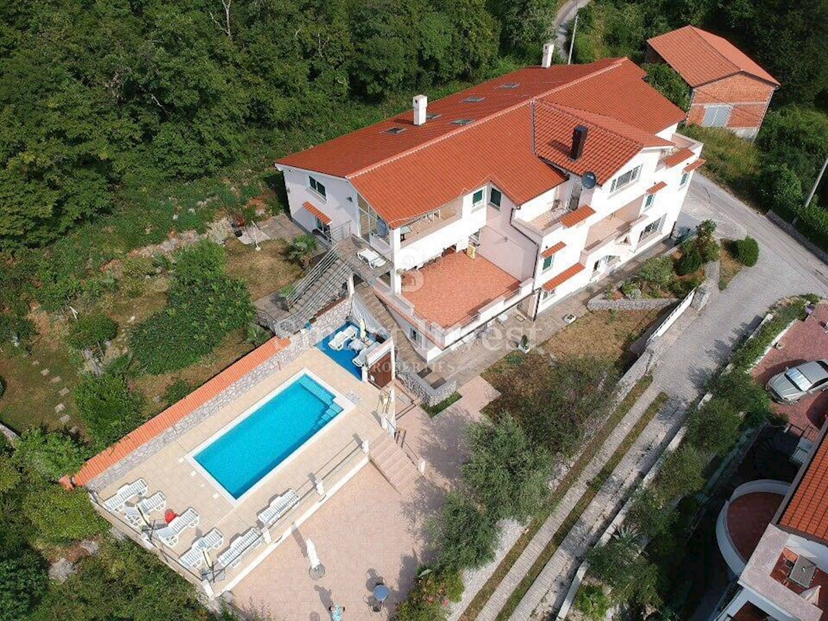 ABBAZIA, villa di lusso con appartamenti, piscina e vista mare