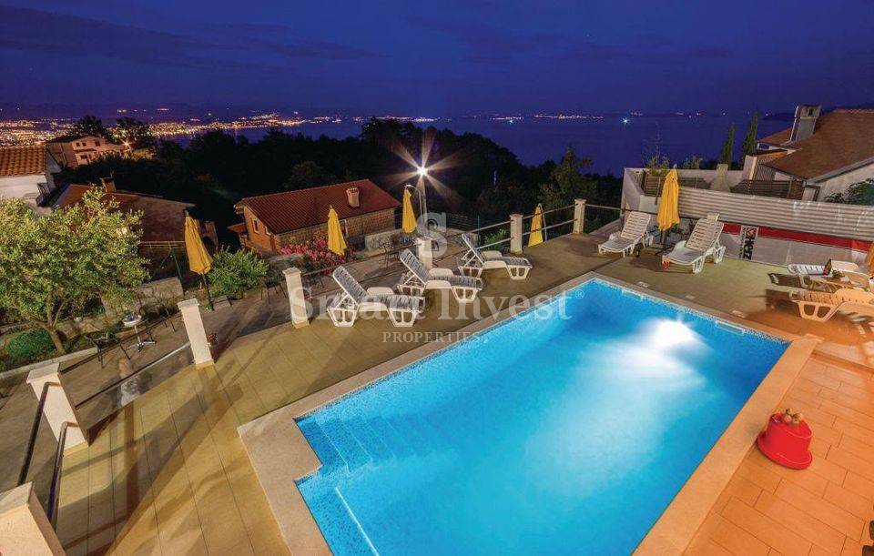 ABBAZIA, villa di lusso con appartamenti, piscina e vista mare