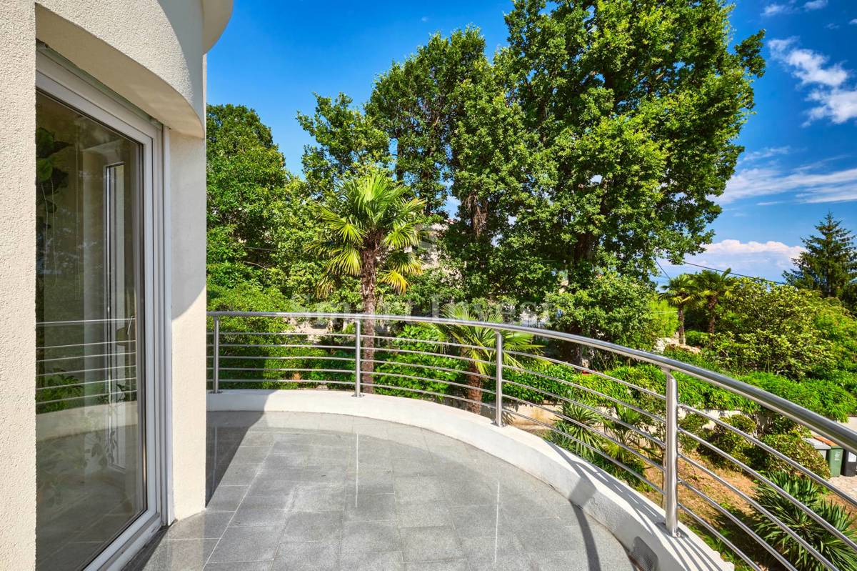 ABBAZIA, Villa con vista mare e ampio giardino, in vendita