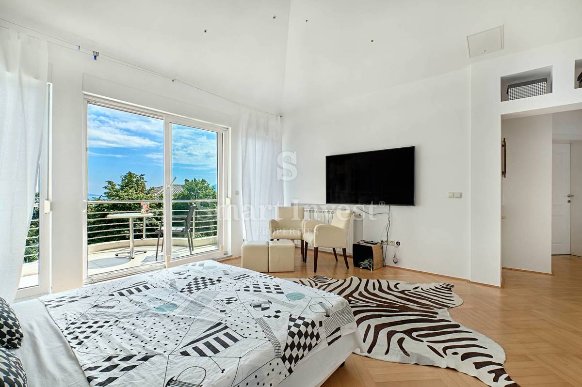 ABBAZIA, Villa con vista mare e ampio giardino, in vendita