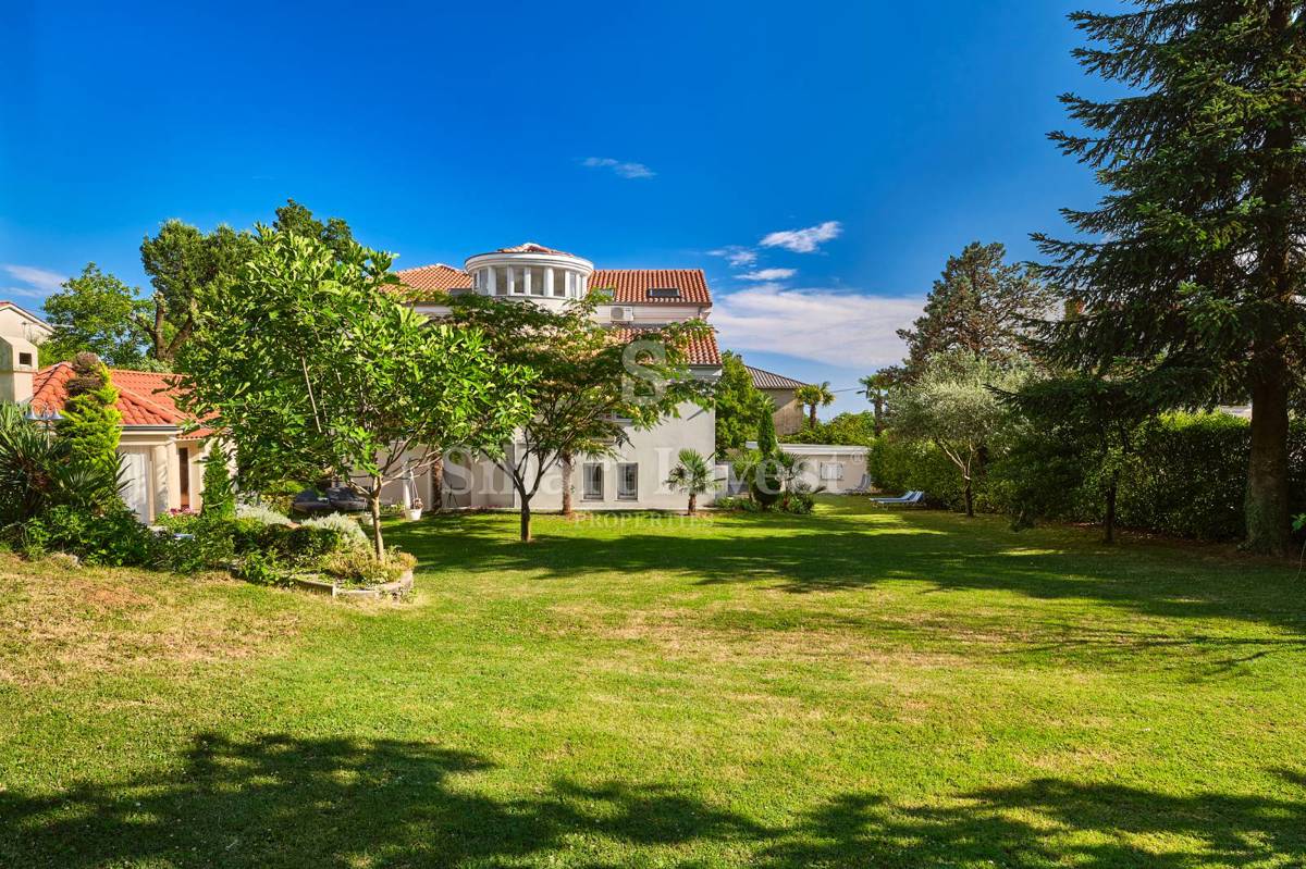 ABBAZIA, Villa con vista mare e ampio giardino, in vendita