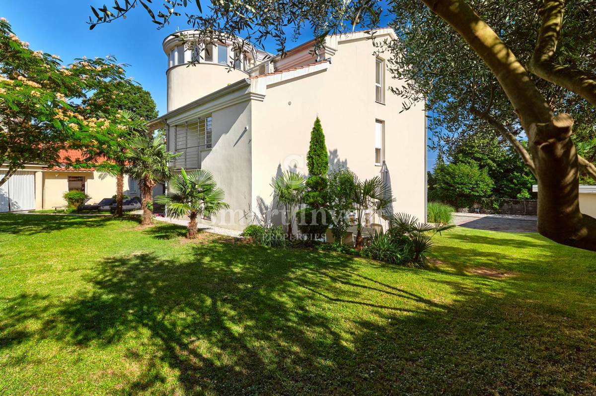 ABBAZIA, Villa con vista mare e ampio giardino, in vendita