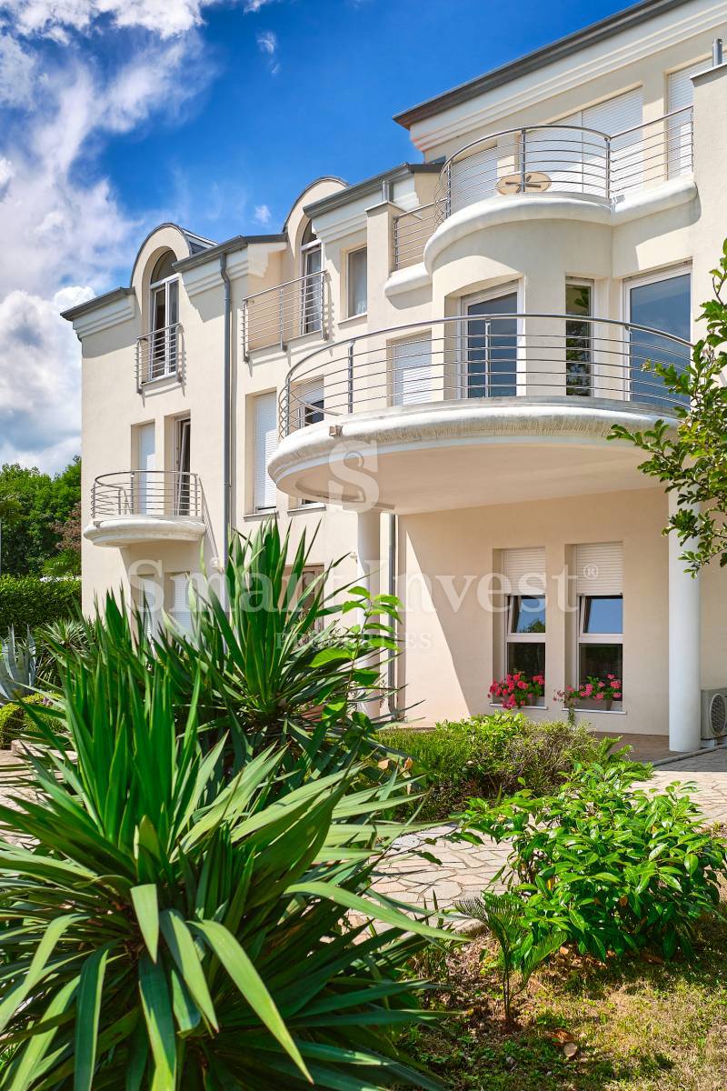 ABBAZIA, Villa con vista mare e ampio giardino, in vendita