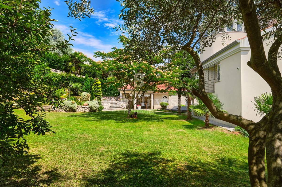 ABBAZIA, Villa con vista mare e ampio giardino, in vendita
