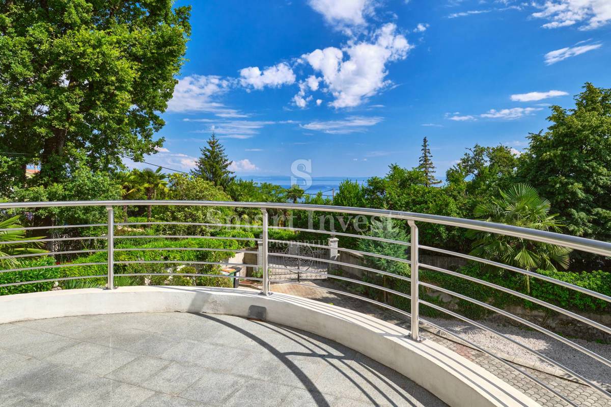 ABBAZIA, Villa con vista mare e ampio giardino, in vendita