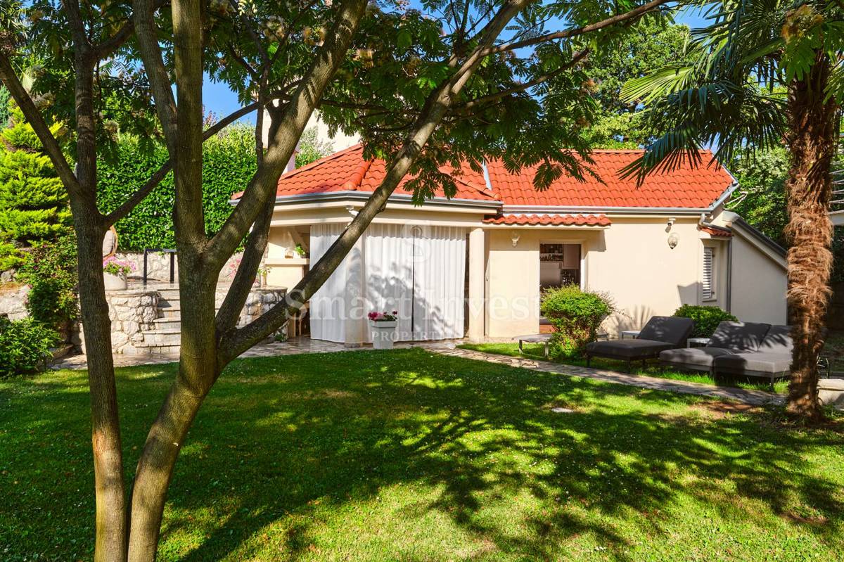 ABBAZIA, Villa con vista mare e ampio giardino, in vendita