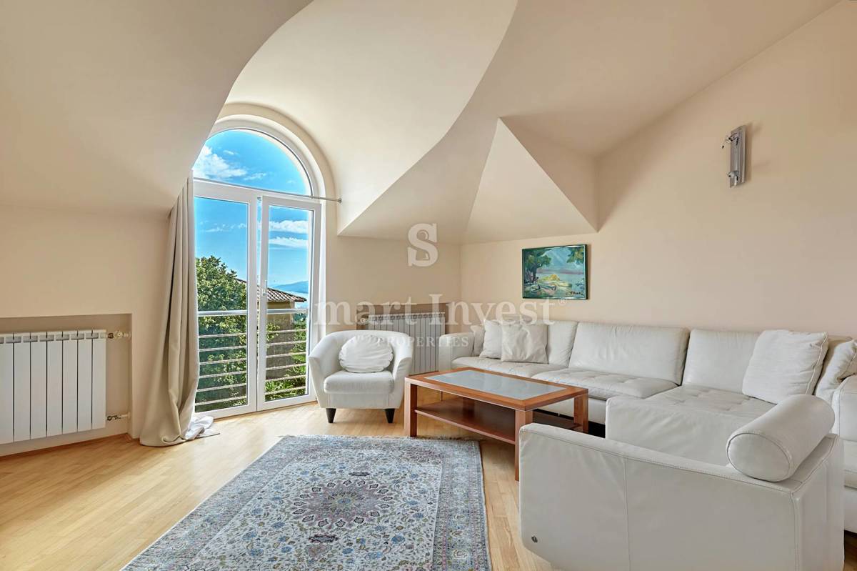 ABBAZIA, Villa con vista mare e ampio giardino, in vendita