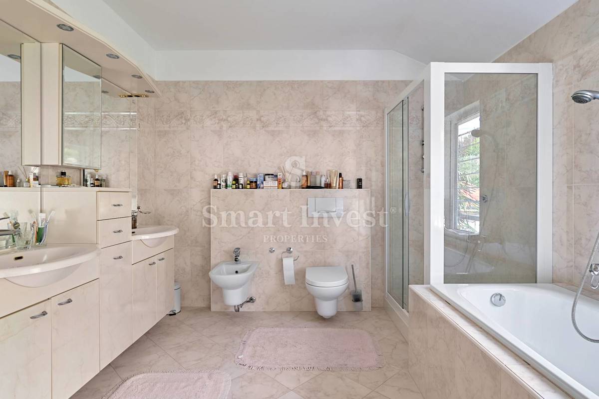 ABBAZIA, Villa con vista mare e ampio giardino, in vendita