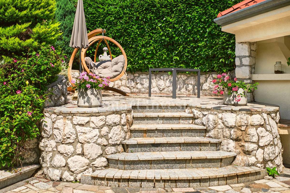 ABBAZIA, Villa con vista mare e ampio giardino, in vendita