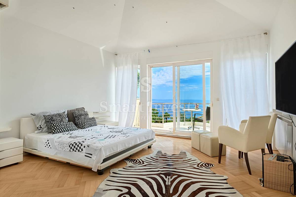 ABBAZIA, Villa con vista mare e ampio giardino, in vendita