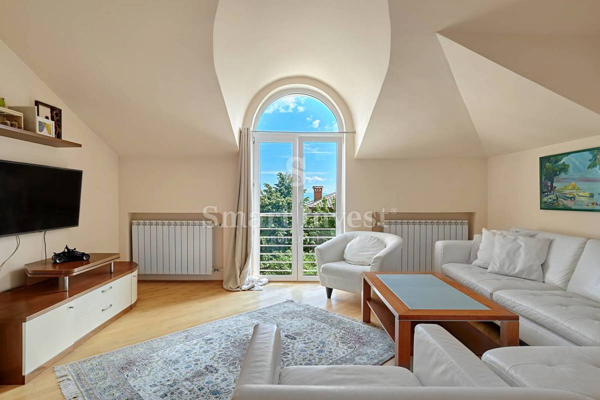 ABBAZIA, Villa con vista mare e ampio giardino, in vendita