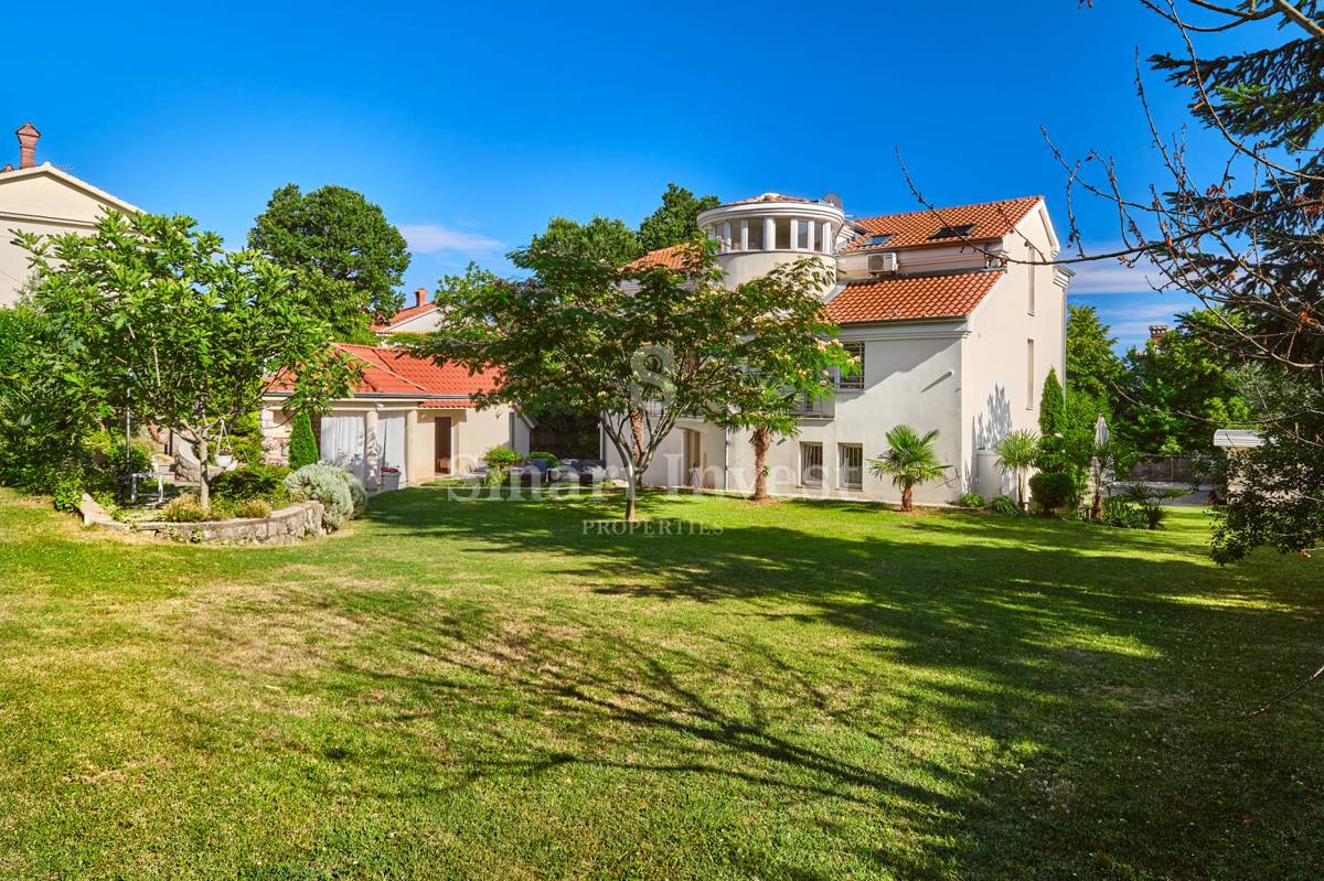 ABBAZIA, Villa con vista mare e ampio giardino, in vendita