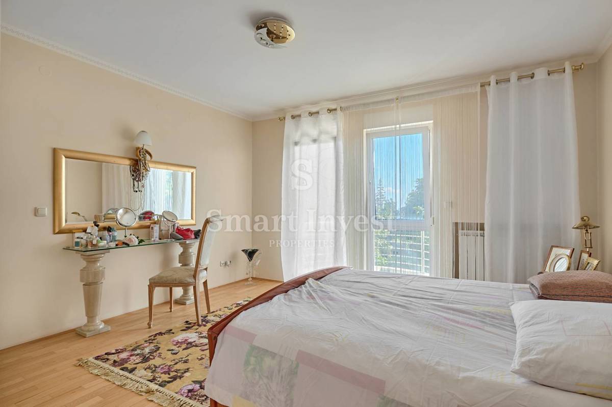 ABBAZIA, Villa con vista mare e ampio giardino, in vendita