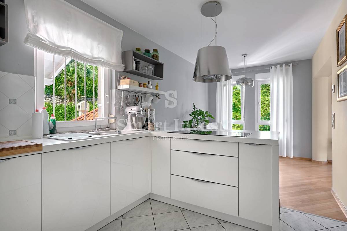 ABBAZIA, Villa con vista mare e ampio giardino, in vendita