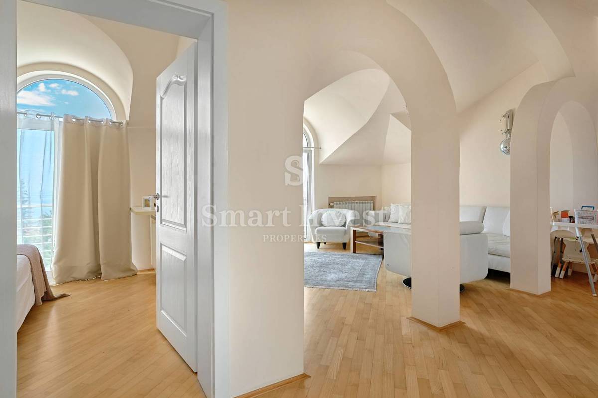 ABBAZIA, Villa con vista mare e ampio giardino, in vendita