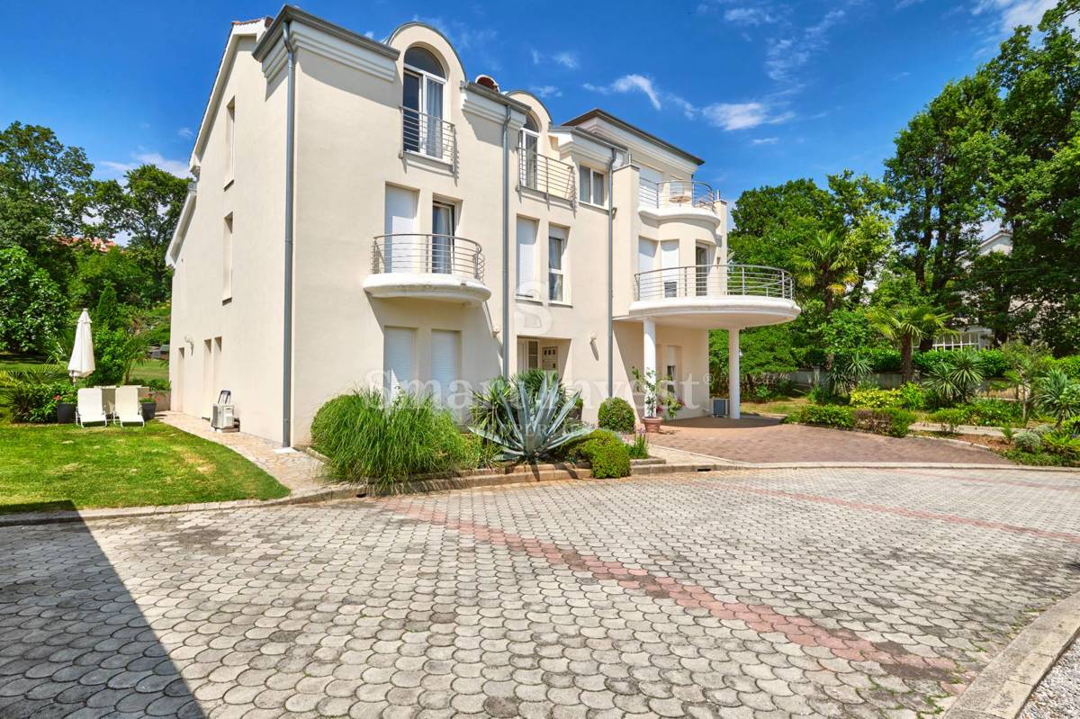 ABBAZIA, Villa con vista mare e ampio giardino, in vendita