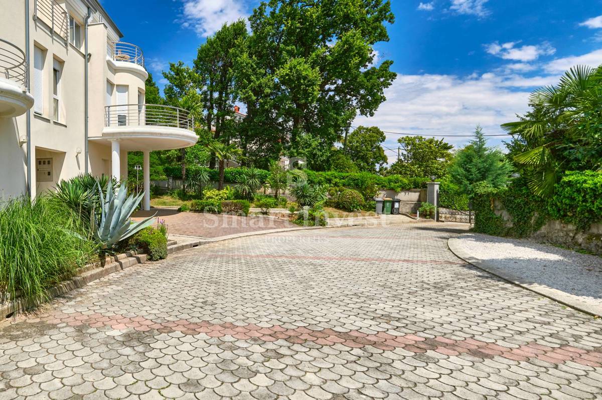ABBAZIA, Villa con vista mare e ampio giardino, in vendita
