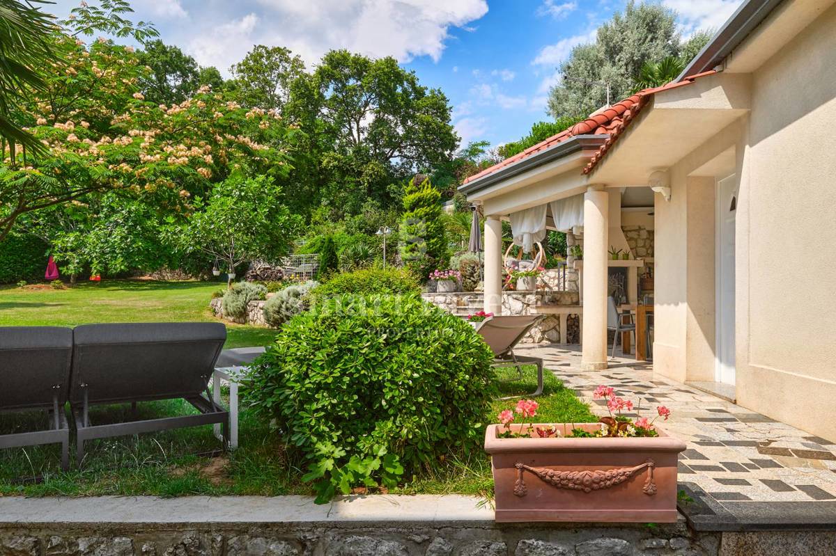 ABBAZIA, Villa con vista mare e ampio giardino, in vendita
