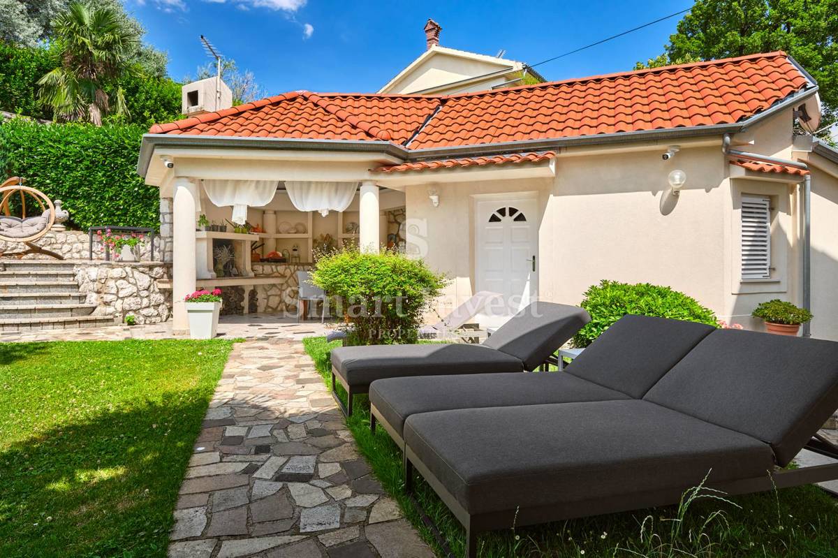 ABBAZIA, Villa con vista mare e ampio giardino, in vendita