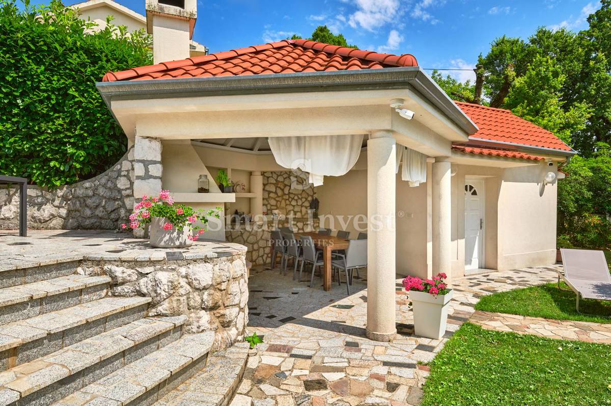 ABBAZIA, Villa con vista mare e ampio giardino, in vendita
