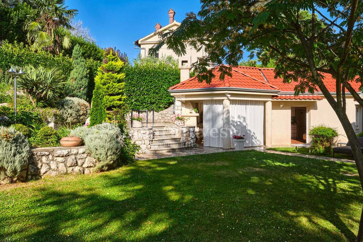 ABBAZIA, Villa con vista mare e ampio giardino, in vendita