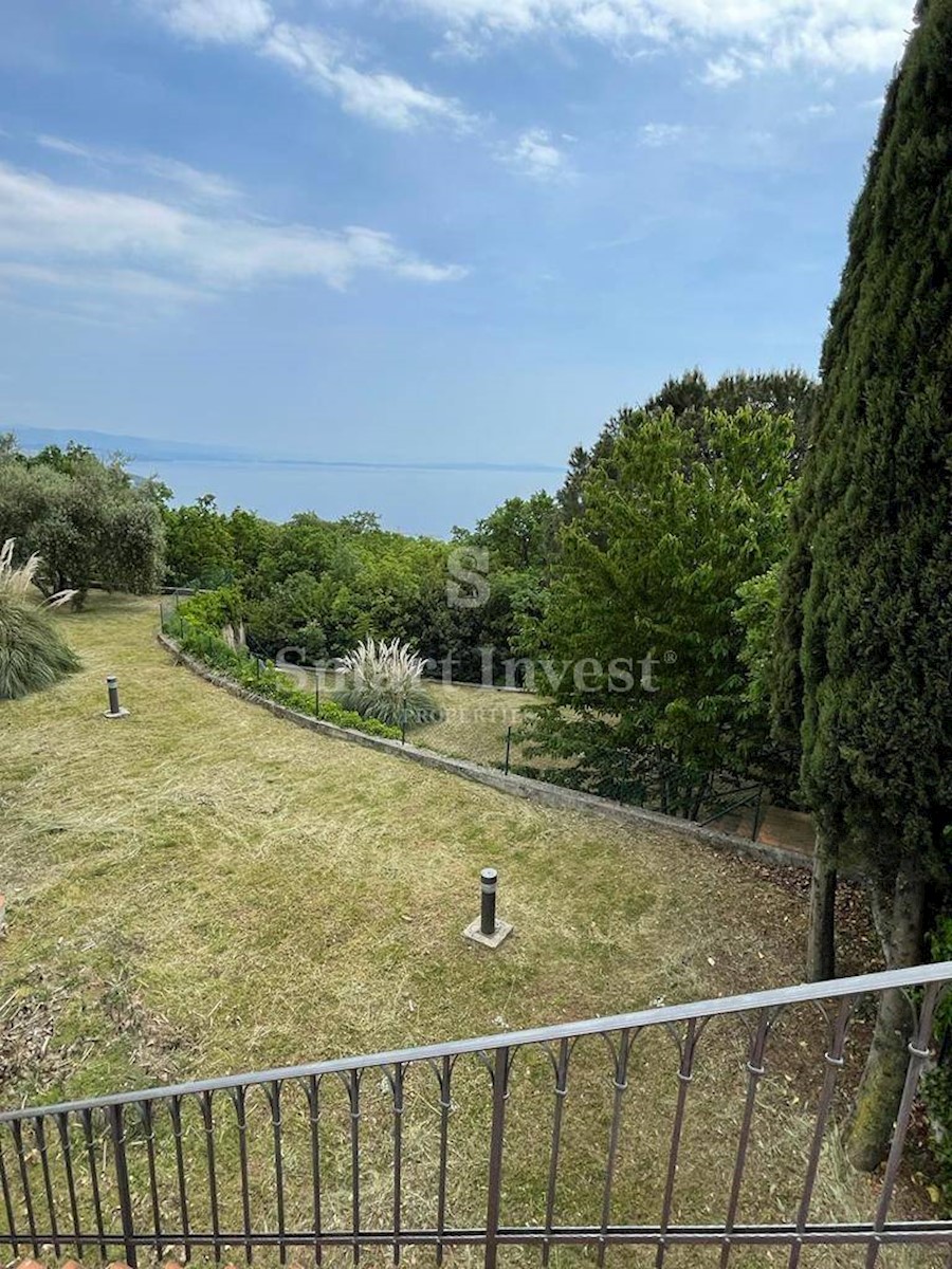 ABBAZIA, villa con piscina, vista panoramica sul mare e ampio giardino