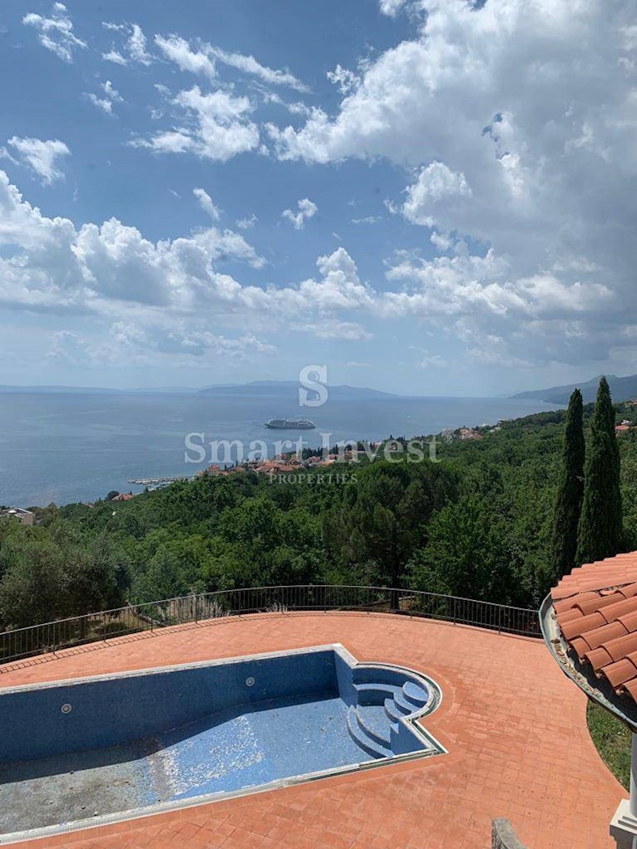 ABBAZIA, villa con piscina, vista panoramica sul mare e ampio giardino