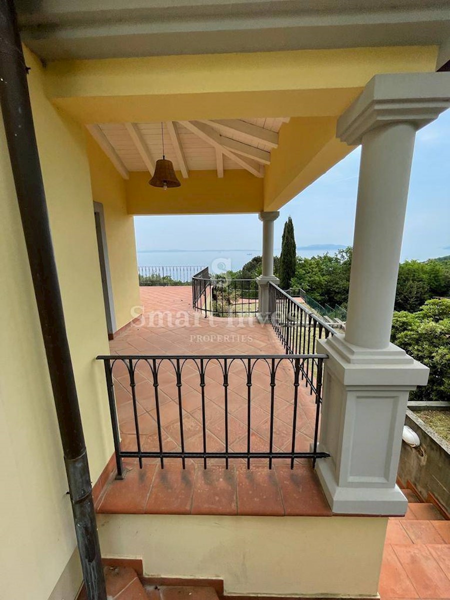 ABBAZIA, villa con piscina, vista panoramica sul mare e ampio giardino