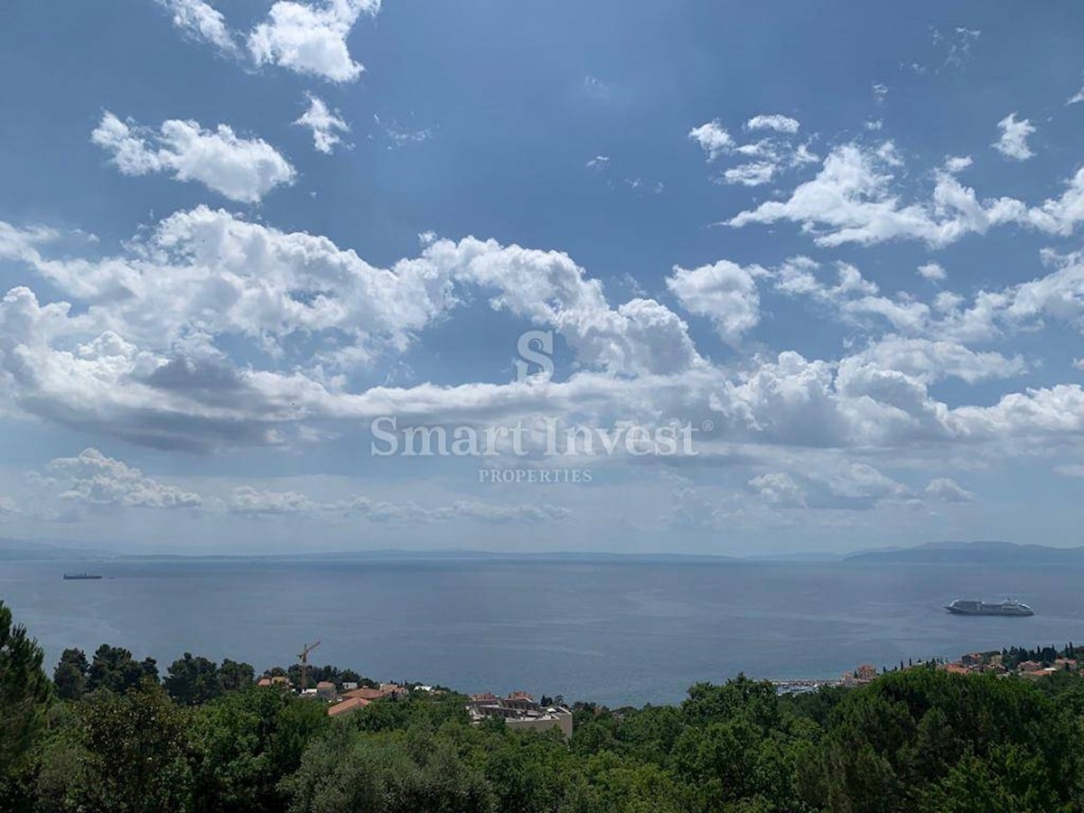 ABBAZIA, villa con piscina, vista panoramica sul mare e ampio giardino