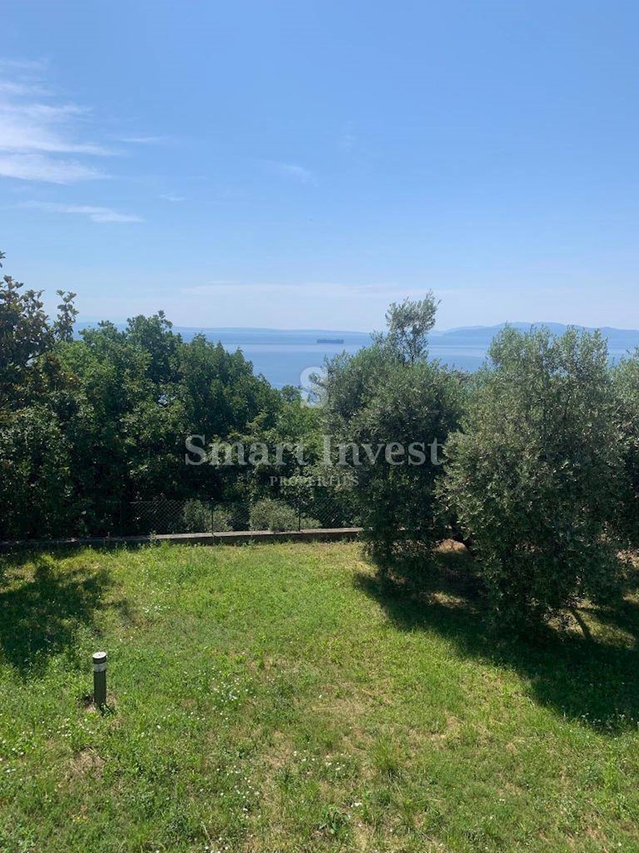 ABBAZIA, villa con piscina, vista panoramica sul mare e ampio giardino