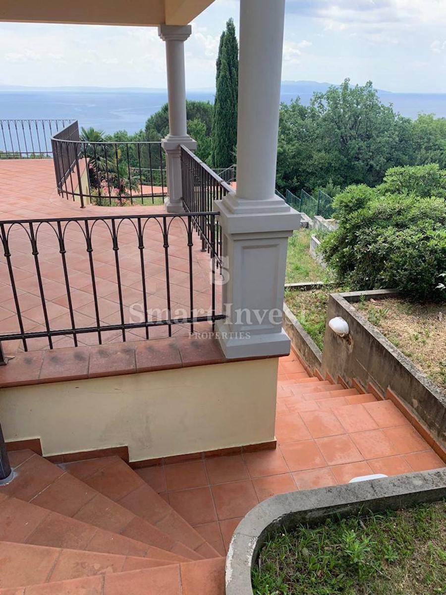 ABBAZIA, villa con piscina, vista panoramica sul mare e ampio giardino