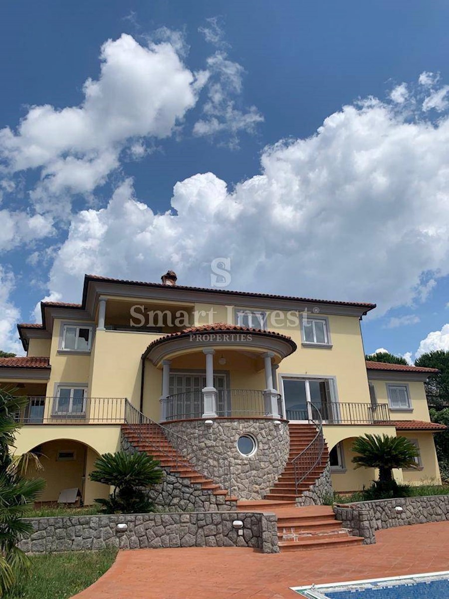 ABBAZIA, villa con piscina, vista panoramica sul mare e ampio giardino