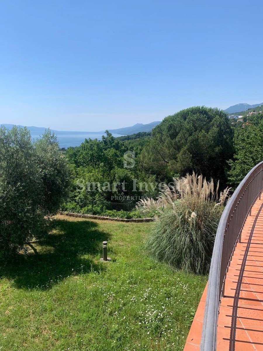 ABBAZIA, villa con piscina, vista panoramica sul mare e ampio giardino