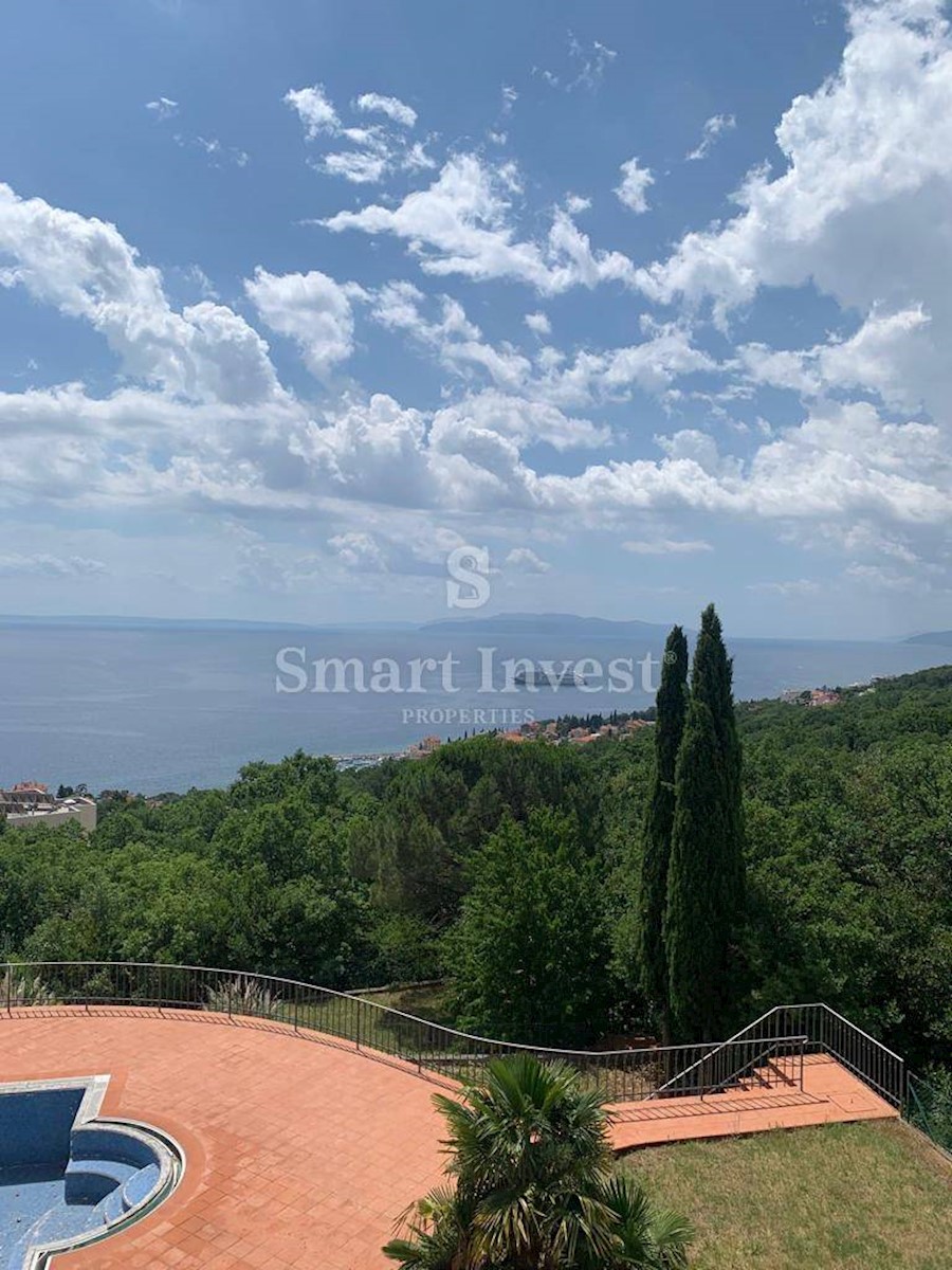 ABBAZIA, villa con piscina, vista panoramica sul mare e ampio giardino