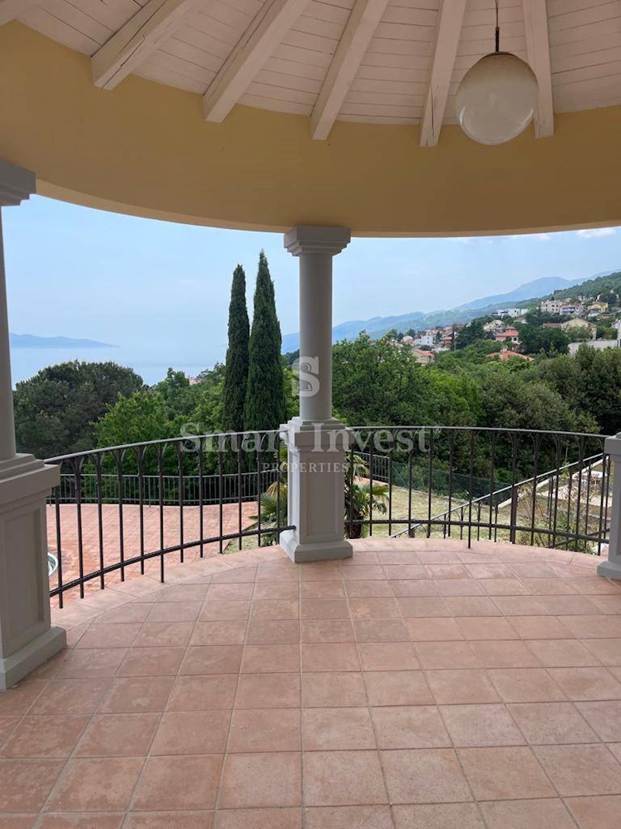 ABBAZIA, villa con piscina, vista panoramica sul mare e ampio giardino