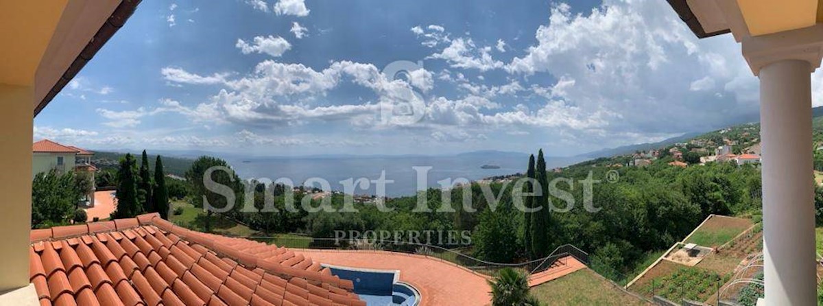 ABBAZIA, villa con piscina, vista panoramica sul mare e ampio giardino