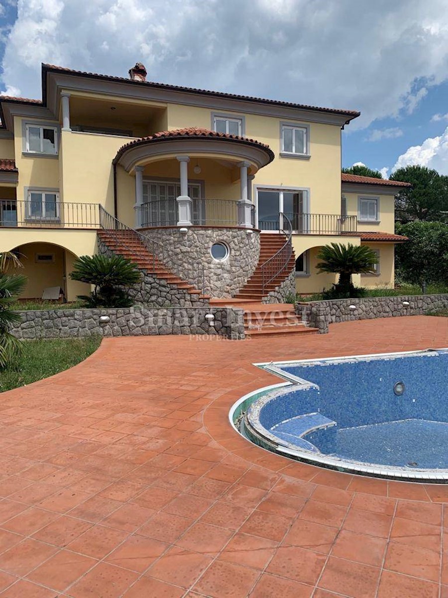 ABBAZIA, villa con piscina, vista panoramica sul mare e ampio giardino