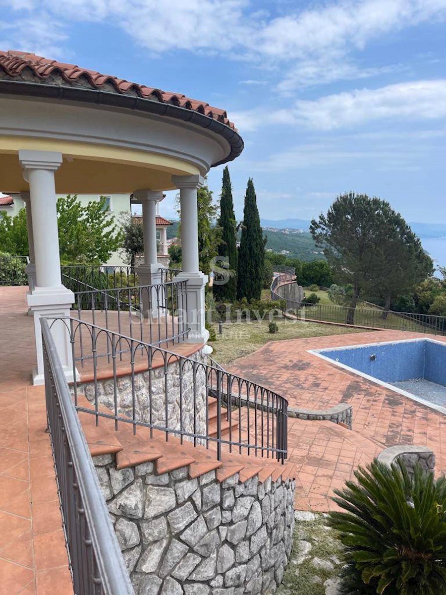 ABBAZIA, villa con piscina, vista panoramica sul mare e ampio giardino