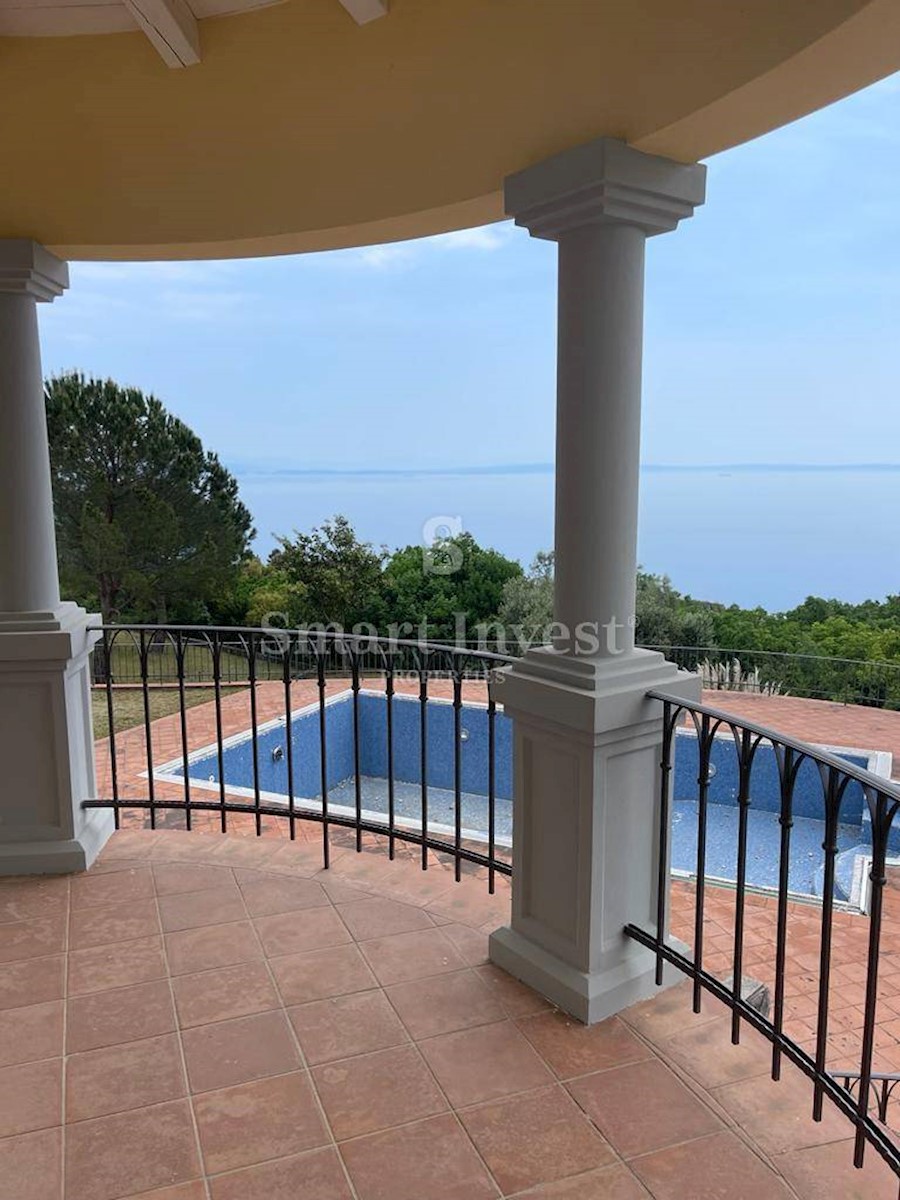 ABBAZIA, villa con piscina, vista panoramica sul mare e ampio giardino