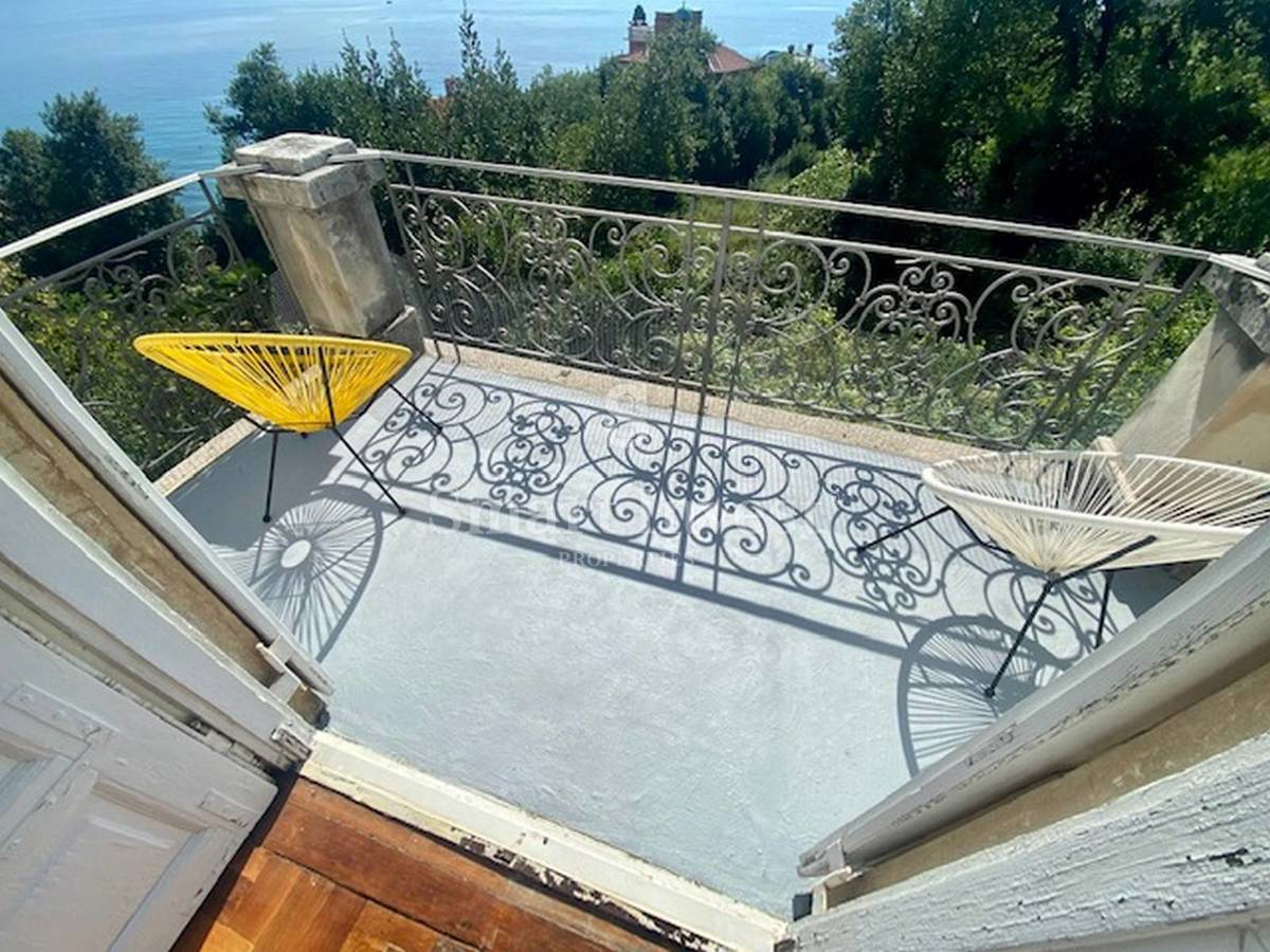 ABBAZIA, appartamento duplex fronte mare, in vendita