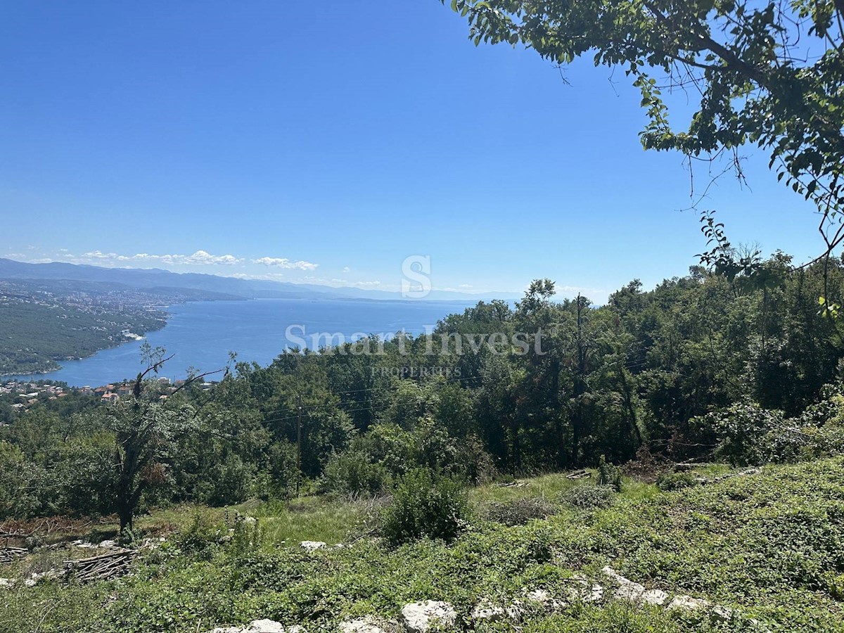 ABBAZIA - BREGI, terreno edificabile di 5208 m2 con vista mare