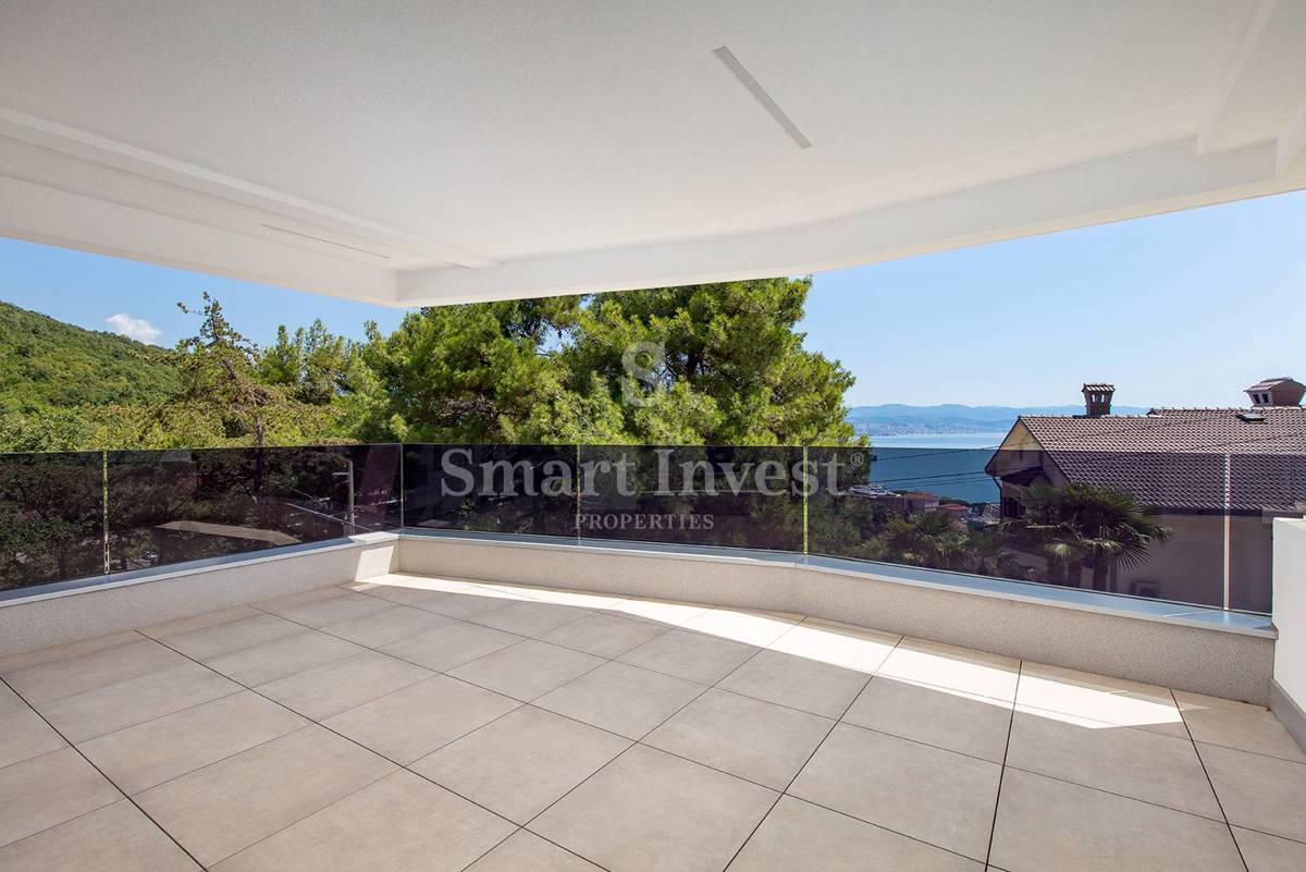 ABBAZIA, appartamento trilocale con vista mare e piscina comune