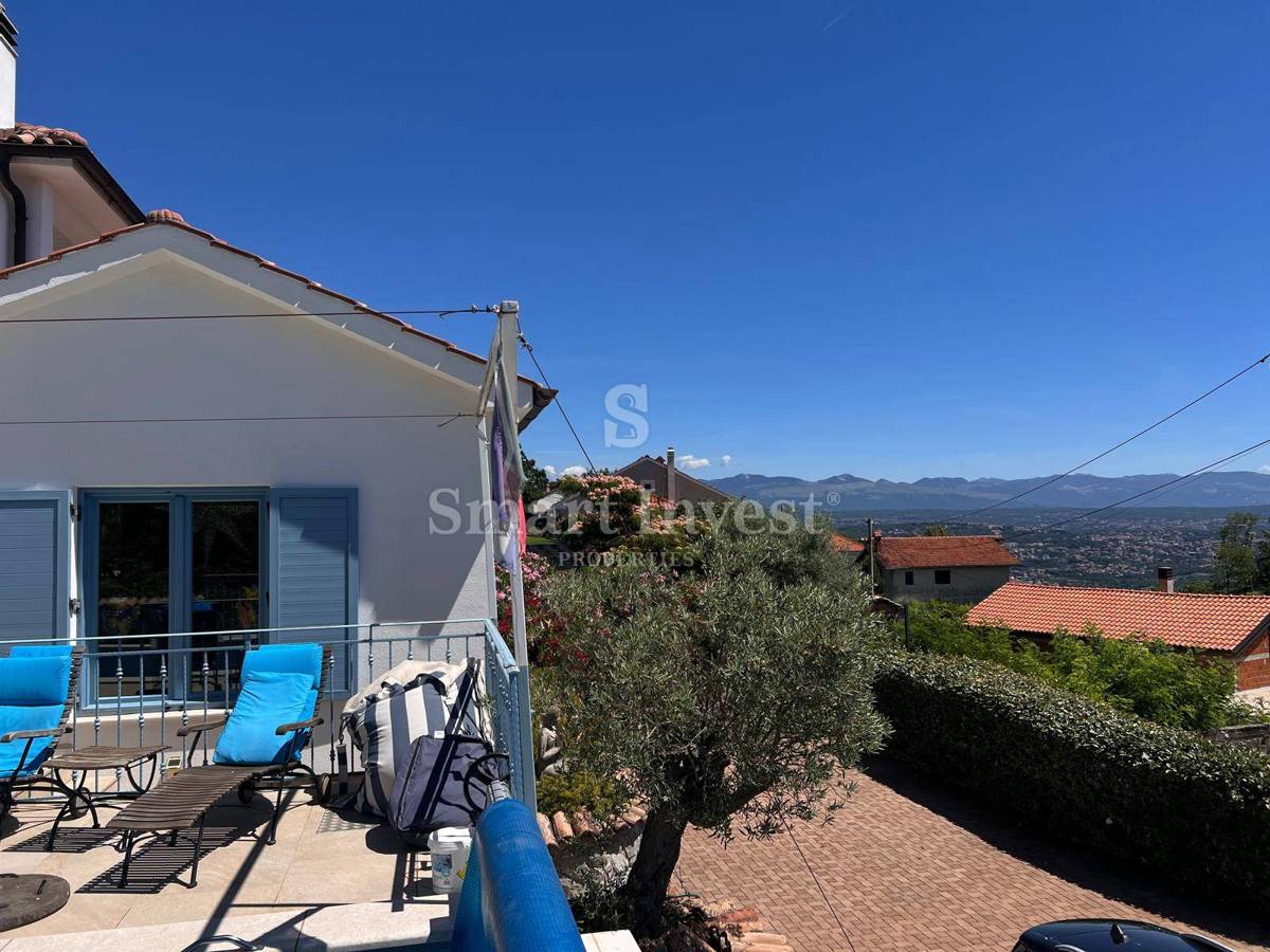 ABBAZIA - BREGI, casa confortevole con piscina e vista mare