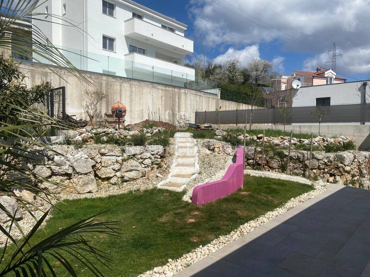 ABBAZIA - BREGI, casa confortevole con piscina e vista mare