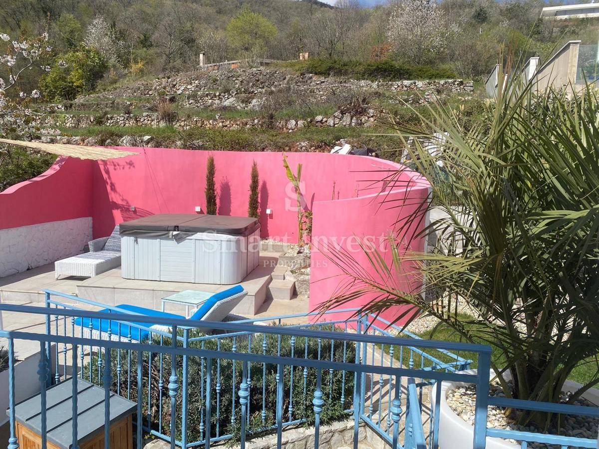 ABBAZIA - BREGI, casa confortevole con piscina e vista mare