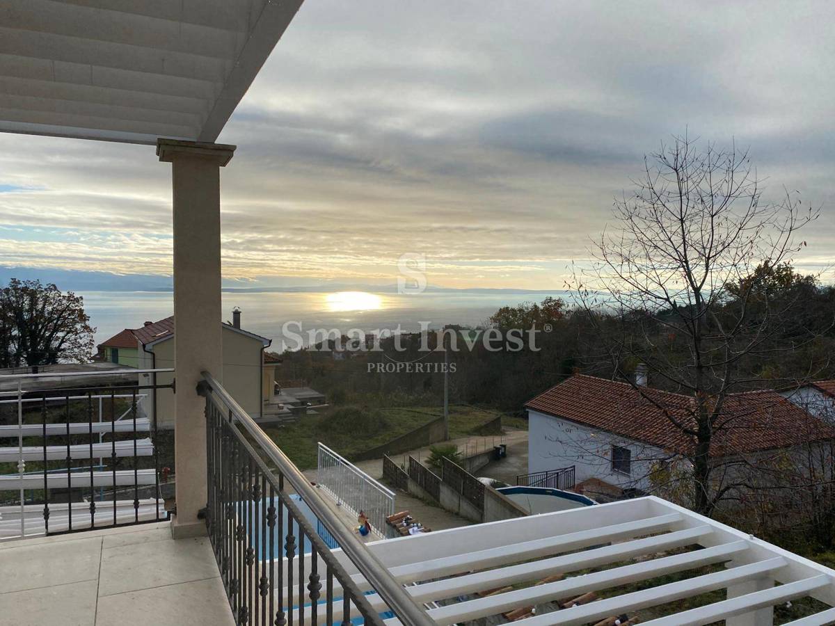 ABBAZIA - BREGI, casa confortevole con piscina e vista mare