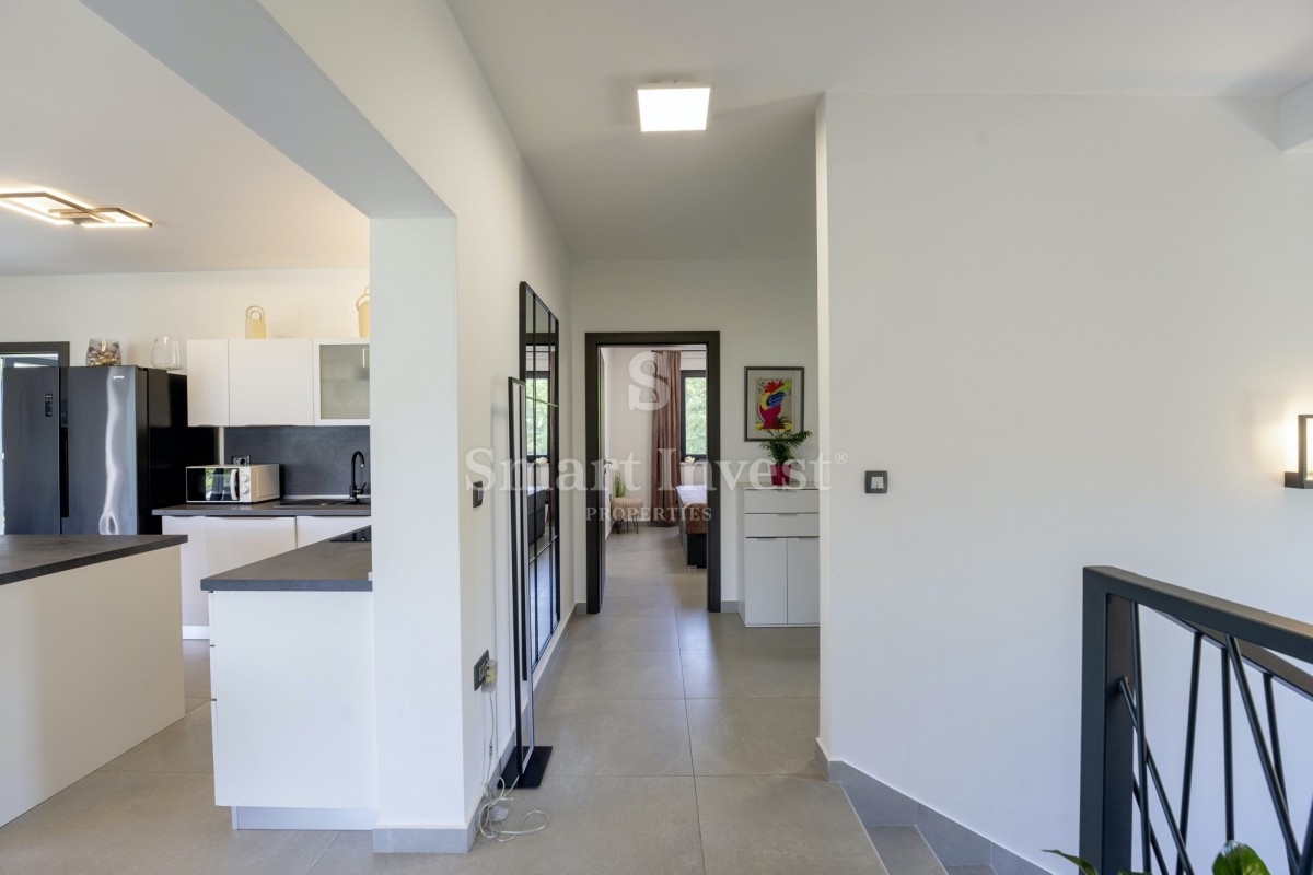 LABIN - RABAC, nuova villa moderna con piscina, a 7 km dal mare